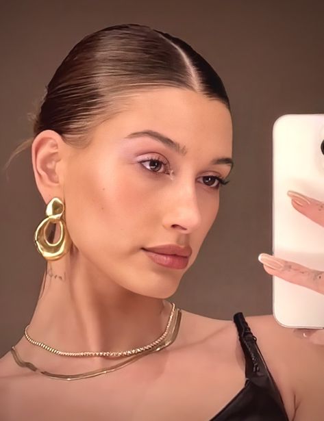 Hayley Bieber, Eyelash Curler Refill, Chignon Bun, Hailey Bieber Style, Hailey Baldwin Style, Peinados Recogidos, Neutral Makeup, Beauty Guru, Hailey Bieber