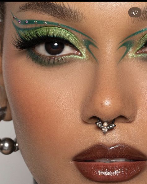 Alien Eyes Makeup, Deep Green Makeup, Wicked Eye Makeup, Green White Makeup, Snake Eye Makeup Look, Tinkerbell Inspired Makeup, Dragon Makeup Look Easy, Reggae Makeup, Statue Of Liberty Makeup