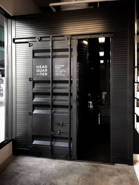 [Design] Sliding Door Ziegler Mackenzie, Office Design Corporate, Interior Design Styles Guide, Skjulte Rum, Business Office Decor, Interior Kantor, Detail Arsitektur, Industrial Restaurant, Dark Modern