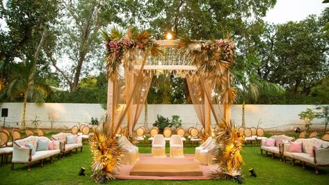 This Boho Mandap We Spotted Is So Pretty For An Intimate Wedding! Simple Mandap, Mandap Design, Mehendi Decor Ideas, Mandap Decor, Wedding Backdrop Decorations, Unique Wedding Decor, Wedding Mandap, Indian Wedding Planning, Wedding Planning Websites