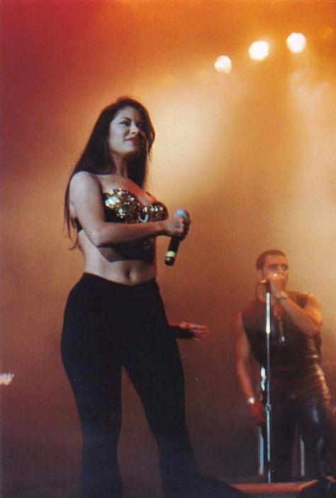 Selena = cutest belly button ever <3 <3 <3 Spanish Singers, Selena Quintanilla Outfits, Selena Quintanilla Fashion, Selena Pictures, Selena Q, Tejano Music, Jenni Rivera, Vintage Pics, Selena Quintanilla Perez