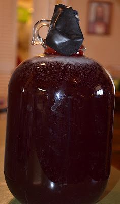 SUGAR MOON: Easy Recipe for Wine Making... Grape Wine Recipe, Wine Making Recipes, Homemade Wine Recipes, Mead Wine, Muscadine Wine, Mead Recipe, Homemade Alcohol, Homemade Liquor, Liquor Recipes