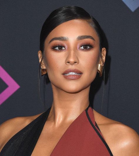 Brown Nude Lipstick, Trucco Smokey Eye, Smokey Eye Makeup Look, Korean Beauty Secrets, Patrick Ta, Brown Lipstick, Purple Eyeshadow, Makeup Looks For Brown Eyes, Shay Mitchell