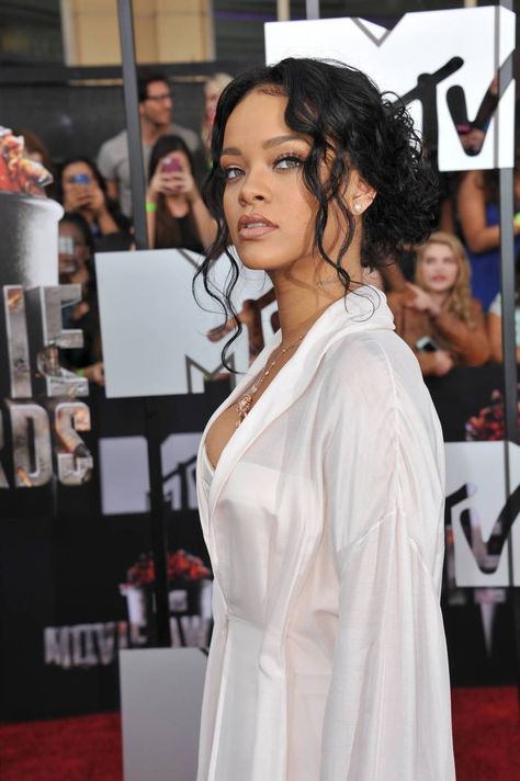 Low Curly Knot from Rihanna Long Hairstyles For Black Women, Updo Prom, Looks Rihanna, Black Wedding Hairstyles, Curly Updo, Easy Hairstyles For Medium Hair, Hair Cute, Hairstyles For Black Women, Wedding Hairstyles Updo