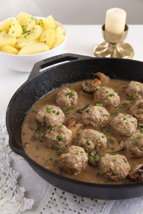 Polish Meatballs Recipes, Ukrainian Meatballs, Polish Hamburgers, Meatballs In Mushroom Sauce, Easy Polish Recipes, Polish Meatballs, Polish Food Traditional, Sour Cream Gravy, Meatballs Sauce