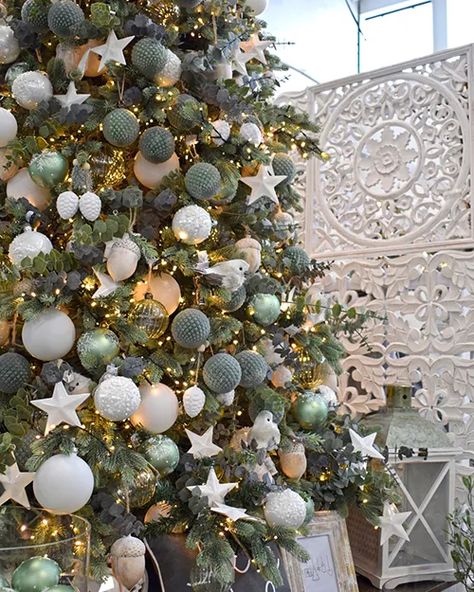 Green And Grey Christmas Decor, Green Silver Christmas Decor, Sage Green Christmas Color Palette, Green Baubles Christmas Tree, Gold Silver Green Christmas Tree, Sage Green Christmas Tree Decorations, Sage Green And Gold Christmas Tree, Green And White Christmas Tree Decor, Green Christmas Tree Decorations Themes