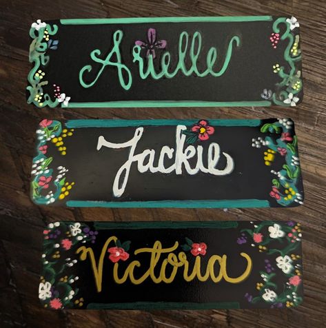 Starbucks barista flower nametags ❤️ Starbucks Nametags Art, Starbucks Nametags, Starbucks Ideas, Diy Name Tags, Name Tag Design, Starbucks Barista, Chalkboard Ideas, Inspiration Painting, Cute Canvas Paintings