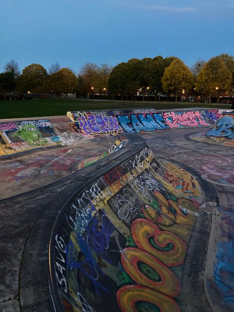 Skateboard Park Aesthetic, Skate Park Photography, Skateboard Place, Abandoned Skate Park, Skate Park Graffiti, Skate Park Aesthetic, Skate Place, Graffiti Skatepark, Skater Aesthetic Wallpaper