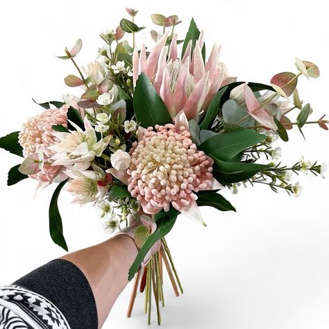 🌸 Introducing Matilda! Our hand-tied bouquet that brings the elegance of nature to your home. Perfect for any occasion, Matilda combines soft pinks and delicate creams for a timeless look. 🌿💐 #seahollyflowers #MatildaBouquet #artificialflowers Waratah Bouquet, Large Vases, Large Ceramic Vase, King Protea, Sea Holly, Hand Tied Bouquet, Real Touch Flowers, Flower Studio, Plant Vase