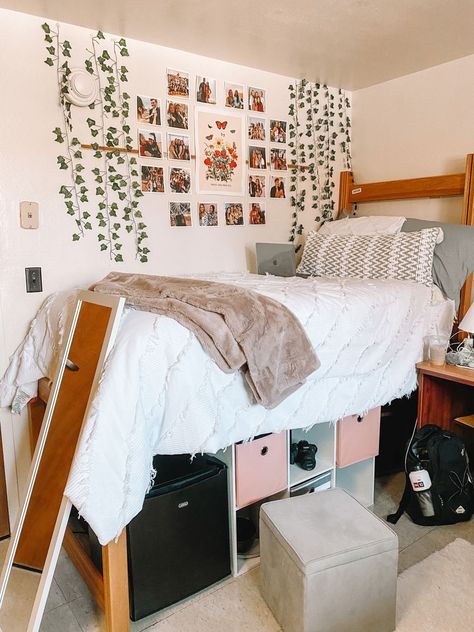 College dorm Behind Bed Wall Decor Dorm, Neutral Dorm Room With Pop Of Color, Feminine Dorm Room, Rustic Dorm Room, Dorm Things, Collage Dorm Room, White Dorm Room, Pretty Dorm Room, Minimalist Dorm