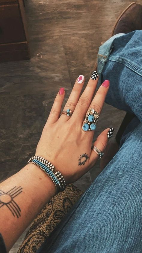 Cute Nails Gel Coffin, Simple Punchy Western Nails, Nails Western Rodeo, Pink Punchy Nails, Pink Western Nail Ideas, Red Punchy Nails, Western Inspo Nails, Nfr Nails Ideas, Western Fall Nail Ideas