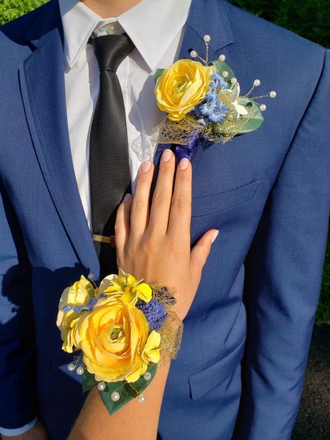 Blue And Yellow Corsage, Yellow And Navy Nails, Yellow Corsage And Boutonniere, Diy Corsage And Boutonniere, Yellow Corsage, Boutonniere Diy, Prom Yellow, Sunflower Corsage, Corsage Diy