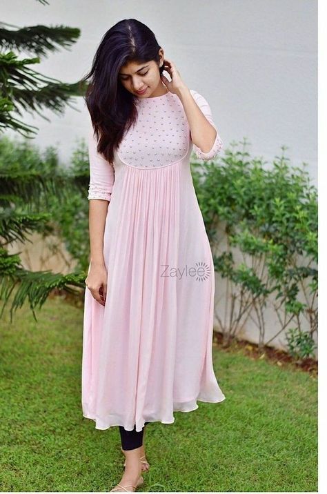 Beanie Outfits, Designer Anarkali Dresses, Churidar Designs, Simple Kurta Designs, Designer Kurti Patterns, Simple Kurti Designs, Indian Salwar Kameez, Long Kurti Designs, Long Dress Design