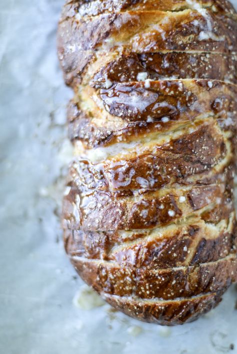 beer cheese soft pretzel garlic bread I howsweeteats.com Beer Cheese Bread Recipe 12 Tomatoes, Bread Machine Pretzel Bread, Pretzel Loaf, Oven Baked Bread, Bread Garlic, Pretzel Bread, Beer Bread Recipe, Butter Beer, Beer Cheese Soups