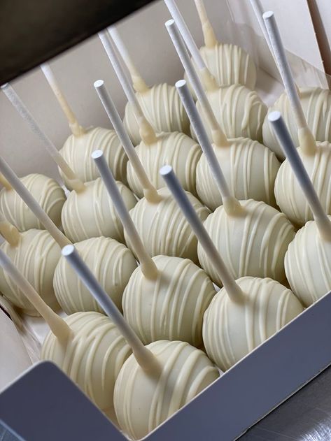 White Chocolate Cake Pops, Elegant Cake Pops, 20 Cake, Wedding Dessert Table Decor, White Cake Pops, Sweet Table Wedding, Cake Pop Designs, Wedding Snacks, Pearl Cake