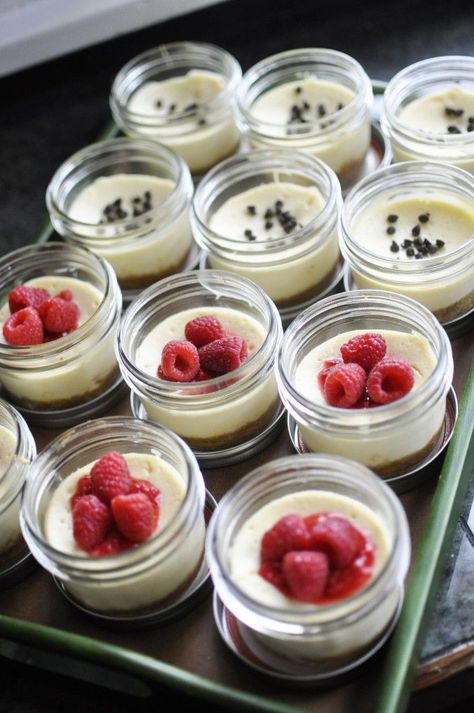 Jar Desserts, Mason Jar Desserts, Cheesecake In A Jar, Jar Food, Cake In A Jar, Dessert In A Jar, Best Cheesecake, Mason Jar Meals, Individual Servings