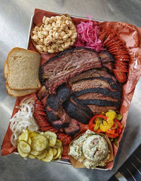 Bbq Aesthetic, Bbq Platter, Bbq Tray, Bbq Pitmaster, Texas Barbecue, Platter Ideas, Texas Bbq, Healthy Chicken Dinner, Bbq Ideas