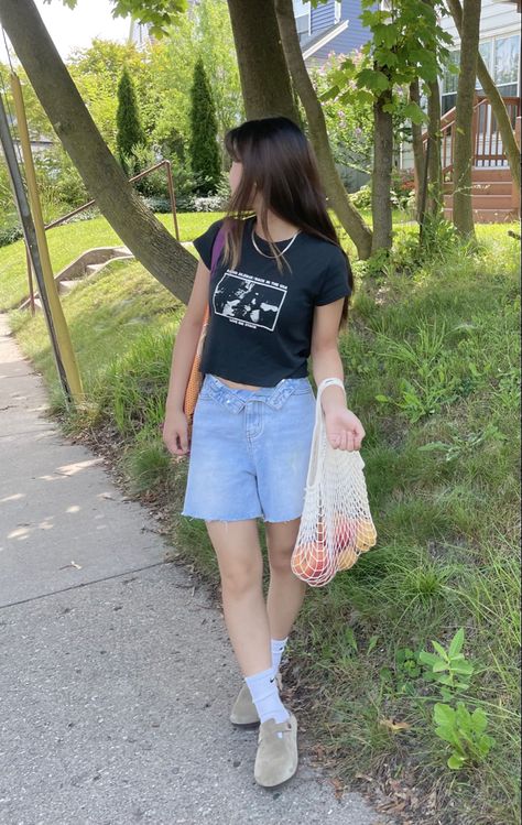 Downtown girl aesthetic fit check outfit inspo jorts Birkenstock Boston clogs How To Style Clogs Summer, Berk Clogs Outfit, Birkenstock Clogs Outfit Aesthetic, Berkinstock Clogs Outfit Summer, Boston Clogs Outfit Women, Birken Clogs Outfit, Burken Stocks Clogs Outfit, Clogs Outfit Women, Berkinstocks Outfit Clogs