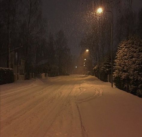 Snow Outside, Snow Night, Foggy Weather, Home Snow, Dark Green Aesthetic, Dark Pictures, Winter Photos, Winter Love, Night Vibes