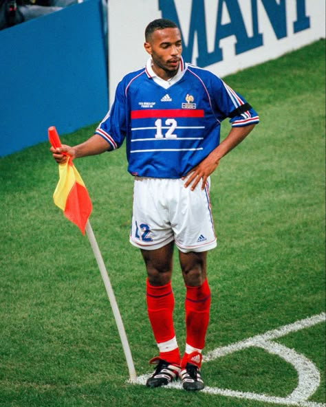 Thierry Henry Wallpaper, Thierry Henry France, Football Lifestyle, Thierry Henry Arsenal, Old Football Players, Arsenal Fc Wallpapers, Street Football, England National Football Team, Football Poses