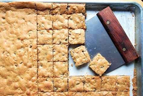 Big Batch Brownies and Bars via @kingarthurflour Upscaling a standard recipe to bake in a half sheet pan. Sheet Pan Cookie Bars For A Crowd, Big Batch Bars Sheet Pan, Cheap Cookies For A Crowd, Sweets For A Crowd, Picnic Desserts For A Crowd, Sheet Pan Desserts For A Crowd, Cafeteria Desserts, Sheet Pan Bars, Sheet Cookies