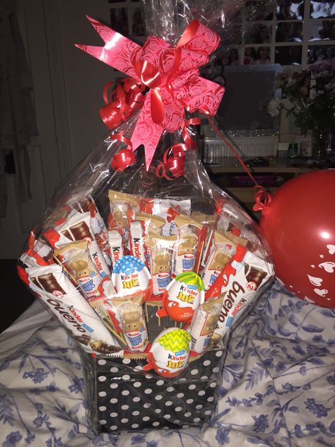 Kinder bueno bouquet #kinderbueno #happyhippo #kinderjoy #chocolate #giftideas #bouquet Kinderjoy Aesthetic, Kinderjoy Bouquet, Chocolate Tumblr, Japan Snacks, Chocolate Basket, Valentines For Daughter, Chocolate Wrapping, Chocolate Gifts Basket, Cute Gifts For Friends