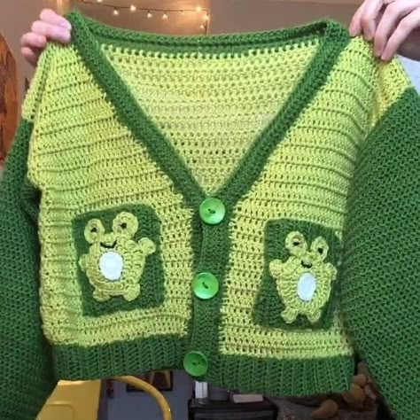 Frog Sweater Crochet, Diy Crochet Sweater, Cardigan Tutorial, Cardigan Collection, Frog Crochet, Crochet Tote Pattern, Crochet Green, Crochet Jumper, Crochet Frog