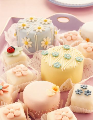 Kue Macaroon, Different Types Of Cakes, Mini Torte, Spring Cake, Cake Bites, Different Cakes, Types Of Cakes, Little Cakes, Snacks Für Party