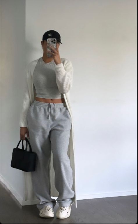 IG: Allyiahsface Layered Outfits Fall, Fashion Outfits Autumn, How To Style Sweatpants, Casual Autumn Outfits, Layered Outfits, Amazon Fashion Finds, Clothes Fall, Style Sweatpants, Fall Wardrobe Essentials