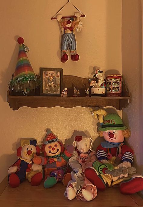 Clown Room Decor, Clown Bathroom, Clown Dolls Vintage, Clown Decor, Clown Collection, Clown Aesthetic, Clown Dolls, Clown Pics, Clown Core