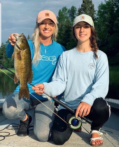 Cute Fishing Outfit For Women, Fishing Trip Outfit, Lake Outfit Summer, Fishing Pics, Country Pics, Fishing Outfit, Fishing Girl, Fly Fishing For Beginners, Giveaway Rules