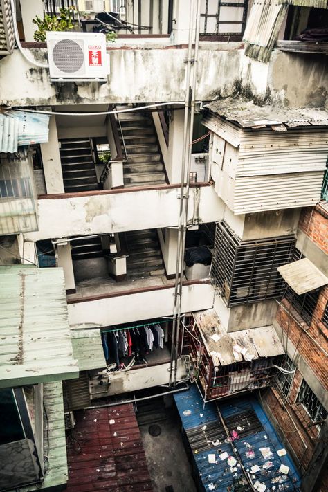 Urban Hell, Favelas Brazil, Bloxburg Building, Public Housing, Asian Architecture, Walled City, Structure Architecture, Urban Architecture, Story Board