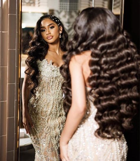 Hollywood Dress Aesthetic, Met Gala Hairstyles Black Women, Hollywood Waves Prom, Prom Hairstyles Wig, Gold Prom Looks, Side Part Prom Hairstyles, Gold Prom Dresses Black Women, Curly Hair Styles For Prom, Prom Hair Black Women