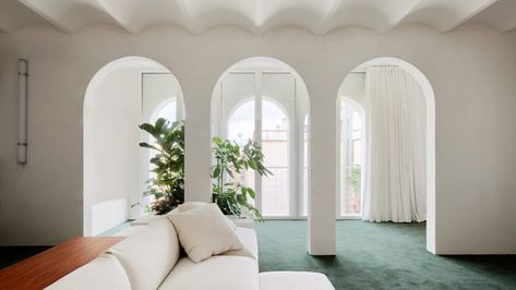 Partitions punctuated with arched openings divide the living spaces inside this Barcelona apartment. Load Bearing Wall, Plafond Design, Arch Interior, Interior Minimalista, Arch Design, Wall Carpet, The Design Files, Ceiling Design, Interior Design Trends