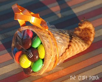 Thanksgiving Cornucopia Treats: How to make cornucopia party treats   Dip tip of waffle cone in warm water for about 20 seconds then microwave for 20 seconds.  Roll the softened end of the cone around a clean pencil then hold in place for 20 seconds. Little cornucopias. Thanksgiving Cornucopia, Table Halloween, Sugar Cones, Waffle Cone, Thanksgiving Treats, Groundhog Day, Food Crafts, Thanksgiving Crafts, Fall Holidays