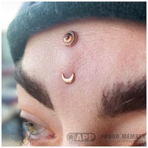 Forehead Dermal Piercing, Moon Forehead Tattoo, Vertical Bridge Piercing, Forehead Dermal, Surface Bar Piercing, Forehead Piercing, Gold Alchemy, Unusual Piercings, Beautiful Piercings