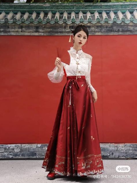 Chinese Attire Traditional Dresses, Chinese Dress Modern Style, Chinese Fashion Traditional, China Traditional Clothes, Lunar New Year Outfit, Chinese Dress Modern, Hanfu Modern, Chinese New Year Outfit, Native Outfits