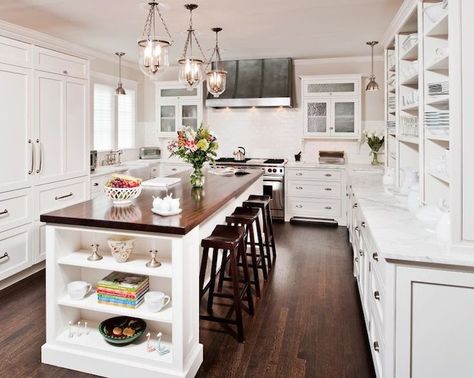 Farmhouse kitchen island with shelves on end Kitchen Layouts With Island, Kitchen Built In, Kitchen Cabinet Trends, Classic Kitchen Design, Kitchen New York, White Kitchen Island, Farmhouse Kitchen Island, Casa Country, Dream Kitchens Design