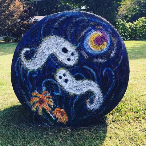 Fall Painted Round Hay Bales, Hay Bale Painting Ideas, Painted Hay Bale Ideas, Halloween Hay Bale, Hay Bale Fall Decor, Hay Bale Painting, Hay Bale Fall, Painted Hay Bales, Hay Bale Decorations