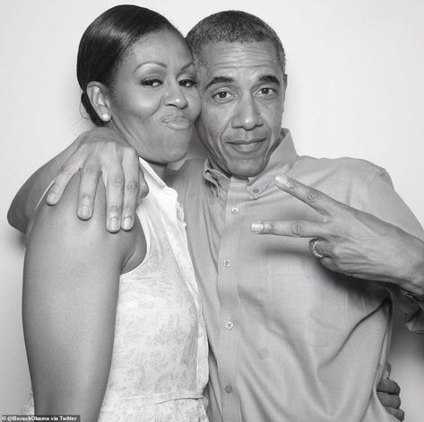 Barak And Michelle Obama, Obama Photos, Barack Obama Family, Michelle And Barack Obama, Sanaa Lathan, Summer Playlist, First Ladies, Josh Duhamel, Barack And Michelle