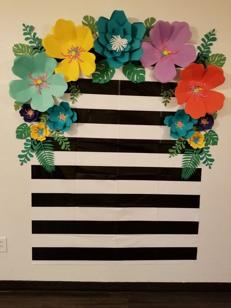 Garden Theme Classroom, Flower Bulletin Boards, Diy Pop Up Book, Grandparents Day Crafts, School Art Activities, Craft Table Diy, School Board Decoration, Paper Flower Patterns, Hawaiian Party Decorations