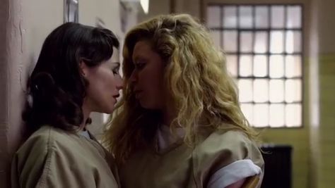 Nicky Nichols and Lorna Morello (Orange Is The New Black) Nicky Nichols Lorna Morello, Oitnb Nicky And Morello, Nicky Nichols Aesthetic, Nicky And Lorna, Oitnb Nicky, Lorna Morello, Yael Stone, Oitnb Cast, Nicky Nichols