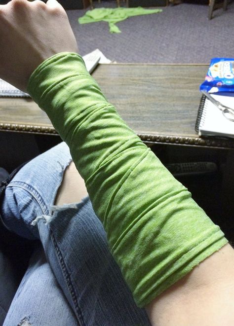 Arm (Body) Wrap: Tutorial In Description by CreativelyRash Arm Wraps, Vi Cosplay, Rey Costume, Rey Cosplay, Costume Tutorial, Cosplay Tutorial, Wrist Wrap, Cosplay Diy, Cosplay Tips