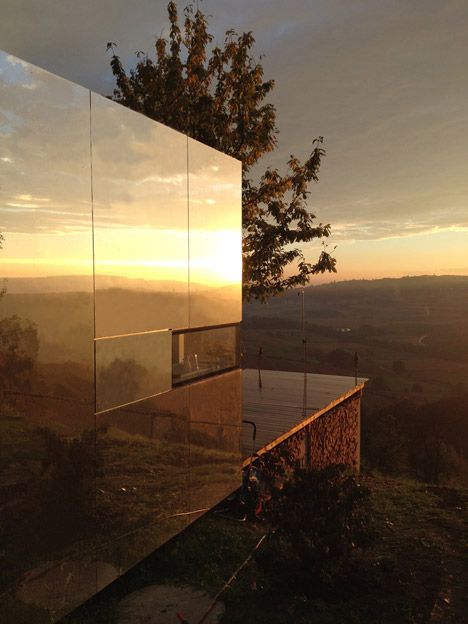 Transportable mirrored house by Delugan Meissl Associated Architects (DMAA) Invisible House, Modular Housing, Mirror House, Timber Structure, Prefabricated Houses, Portable House, Open Layout, Structure Design, The Invisible