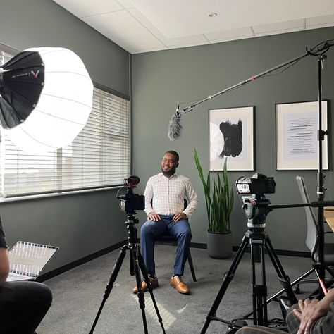 Film Interview Setup, Interview Video Setup, Filming Setup Youtube, Interview Lighting Setup, Cinematic Interview Lighting Setup, Cinematic Frames, Interview Setup, Film Lighting Cinematography Setup, Interview Lighting