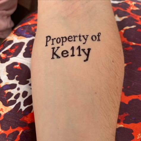 Suspect caught with a Property of Kelly tattoo. The bride made sure her property is clearly labeled. 🕵️‍♀️💍 #SuspectTrend #PropertyOfKelly #BrideClaimsGroom #LoveStamped #LabeledForLife #JaguaTattoo #temporarytattoo #miamihenna Property Of Tattoos, Jagua Tattoo, Temporary Tattoo, Henna, The Bride, Tattoos, Quick Saves