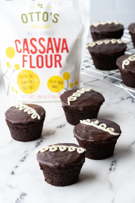 Serving up a healthy dose of nostalgia with these Grain-Free Hostess Cupcake Copycats! This egg-free recipe makes a fluffy chocolate cupcake filled with creamy vanilla frosting, topped with rich chocolate ganache crowned with a little curly q of frosting on top. Guaranteed to jazz up a boxed lunch or make for the perfect after school snack. Ottos Cassava Flour Recipes, Creamy Vanilla Frosting, Cassava Flour Recipes, Chocolate Cupcakes Filled, Hostess Cupcakes, Boxed Lunch, Cupcakes Filled, Creamy Frosting, Paleo Dishes