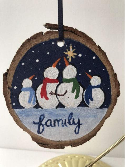 Handpainted Christmas Ornaments Ideas, Wood Circle Ornaments, Christmas Craft Decorations, Coaster Painting, 2x4 Crafts, Homemade Christmas Ornaments, Wood Paintings, Snowman Family, Snow People