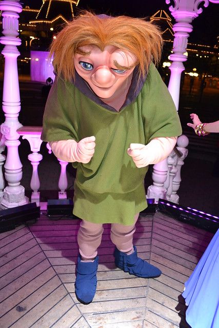 Meeting Quasimodo at Town Square | One evening, during our D… | Flickr Ugly Disney Characters, Central Plaza, Disneyland Photos, Disney Pics, Main Street Usa, Town Square, Tokyo Disneyland, Disney Costumes, Disney Character