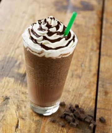 Starbucks Mocha Cookie Crumble Frappaccino Recipe - why have I never seen this before - oh summer coffee drinks how I love thee! Mint Mocha, Frappuccino Recipe, Cup Of Milk, Milk Shakes, Chocolate Syrup, Smoothie Drinks, Starbucks Drinks, Frappe, Sweets Treats